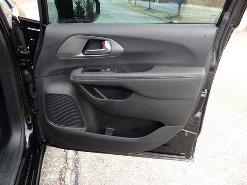 Used 2025 Chrysler Pacifica Select image 35