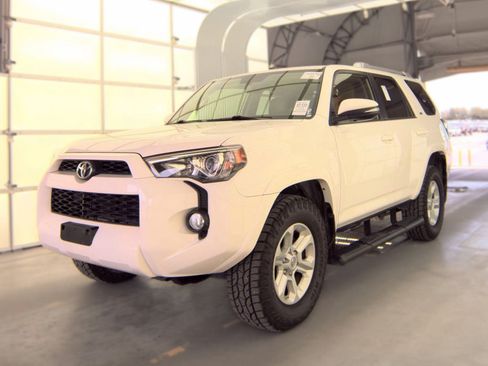 Used 2016 Toyota 4Runner SR5 Premium AWD/4WD image 2