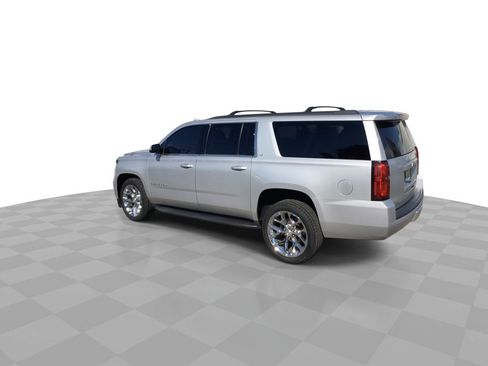 Used 2017 Chevrolet Suburban LT image 6