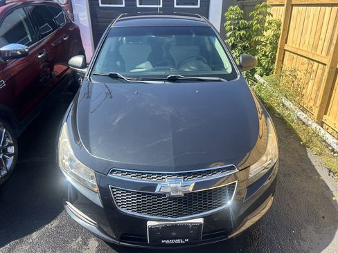 Used 2013 Chevrolet Cruze LS image 2