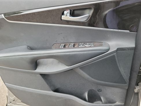 Used 2018 Kia Sorento AWD image 16