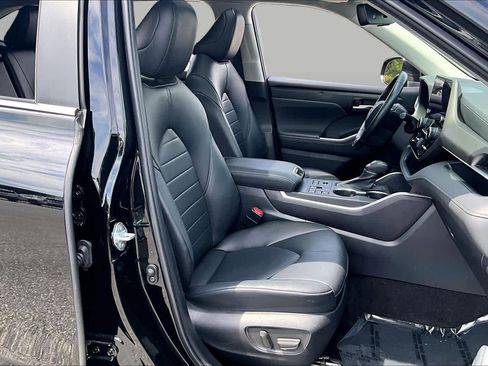 Used 2023 Toyota Highlander XLE AWD/4WD image 9