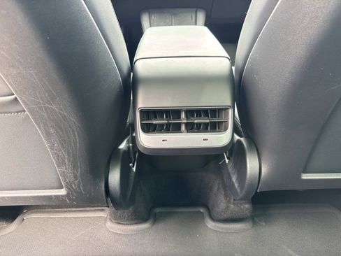 Used 2022 Tesla Model Y Long Range image 17