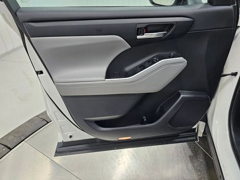 Used 2021 Toyota Highlander XLE image 28