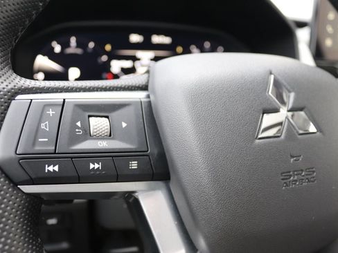 Used 2025 Mitsubishi Outlander AWD image 31