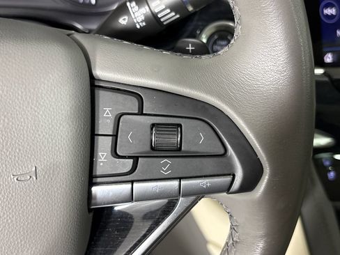 Used 2024 Cadillac XT6 Premium Luxury w/ Technology Package FWD image 18