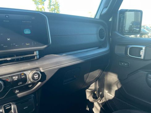 Used 2025 Jeep Wrangler Rubicon image 34