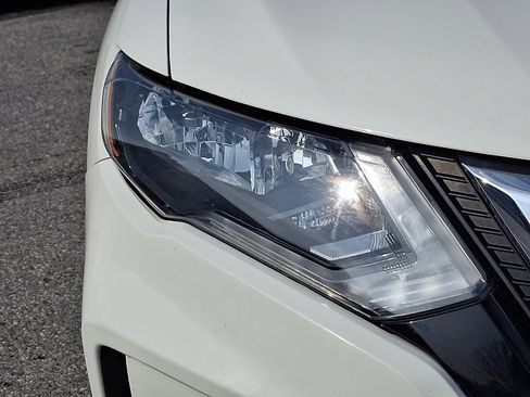 Certified 2020 Nissan Rogue SV image 9