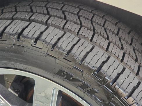 Used 2007 Cadillac Escalade EXT Base AWD 4dr Crew Cab SB w/ Information Package image 33