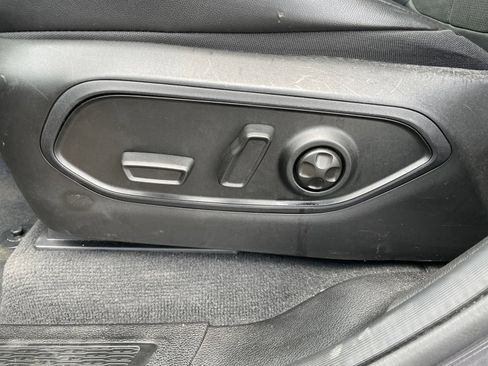 Used 2025 Jeep Grand Cherokee Altitude RWD image 9