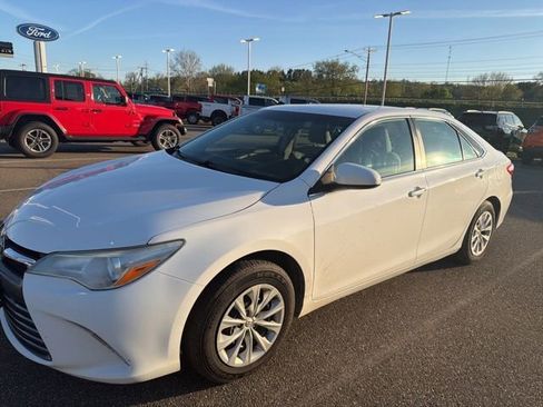 Used 2017 Toyota Camry LE FWD image 3