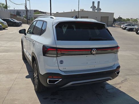 Used 2025 Volkswagen Taos SE FWD image 9