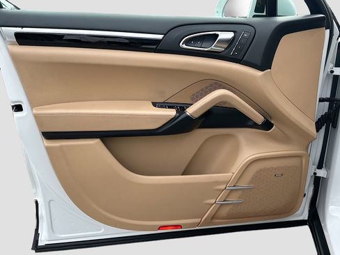 Used 2017 Porsche Cayenne Platinum Edition image 22