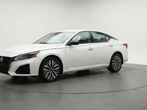 Used 2025 Nissan Altima 2.5 SV FWD image 3