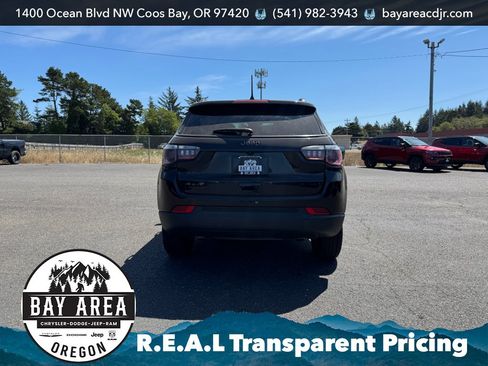 Used 2025 Jeep Compass Latitude w/ Convenience Group AWD/4WD image 6
