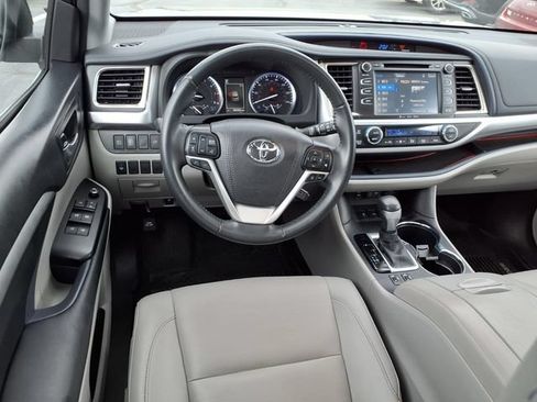 Used 2019 Toyota Highlander XLE AWD/4WD image 6