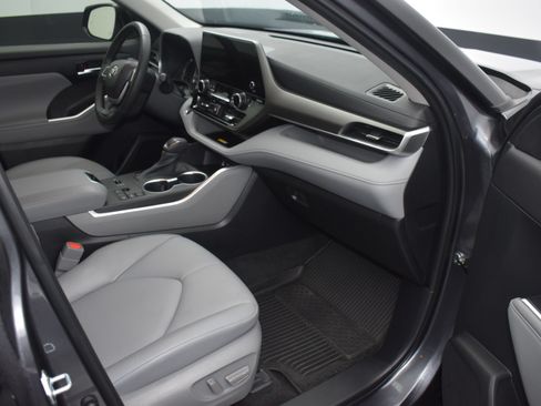 Used 2023 Toyota Highlander XLE FWD image 8