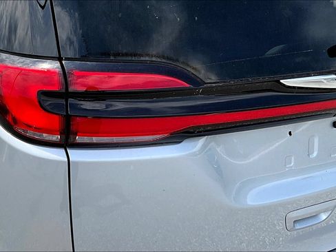 Used 2024 Chrysler Pacifica Touring-L FWD image 22