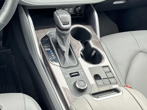 Used 2024 Toyota Highlander Platinum image 25