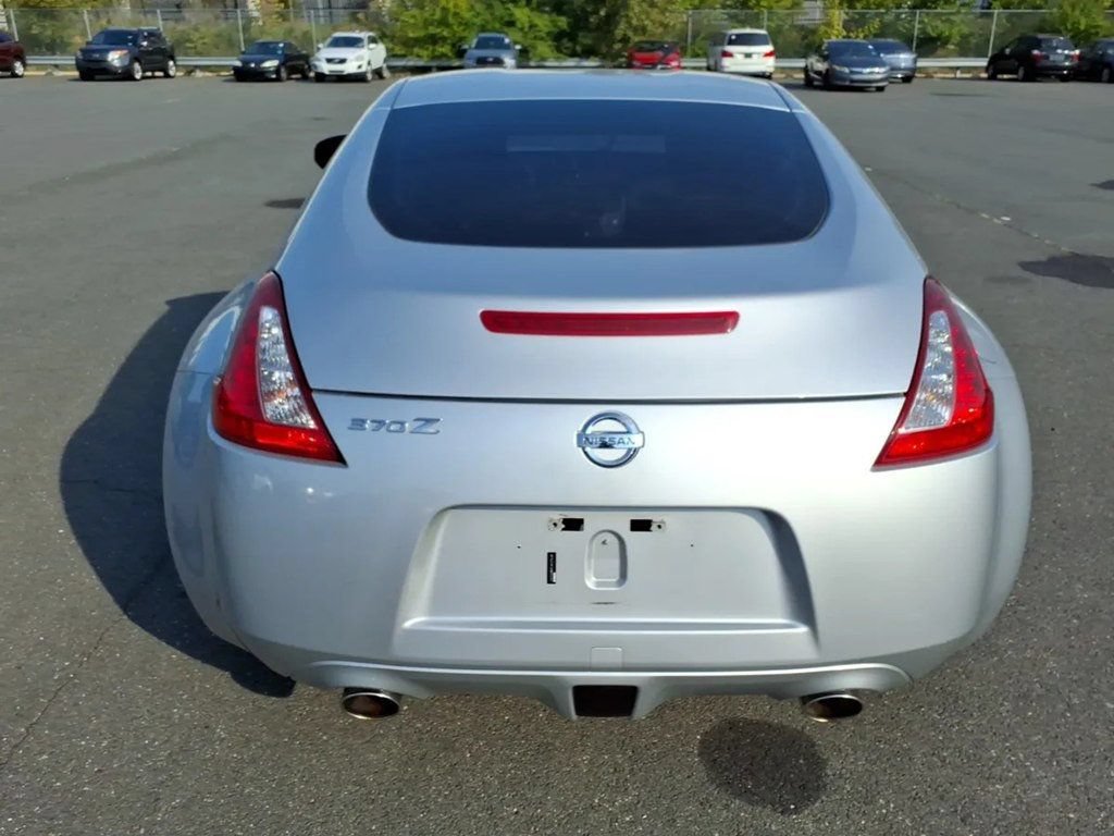 Used 2009 Nissan 370Z Coupe RWD image 3