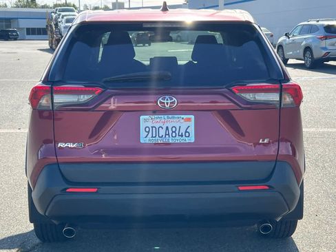 Used 2022 Toyota RAV4 LE FWD image 5