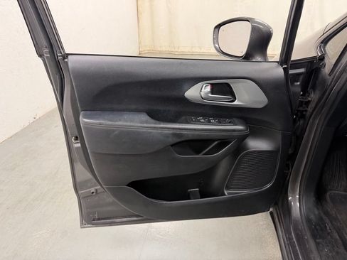 Used 2019 Chrysler Pacifica Touring-L Plus w/ S Appearance Package FWD image 18