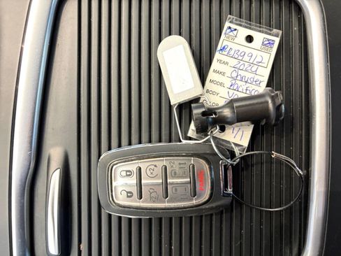 Used 2024 Chrysler Pacifica Touring-L FWD image 31
