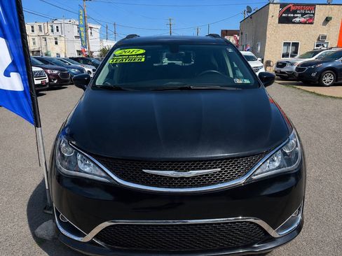Used 2017 Chrysler Pacifica Touring-L FWD image 3
