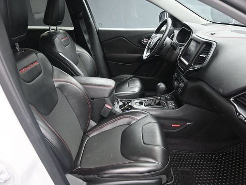 Used 2019 Jeep Cherokee Trailhawk w/ Comfort/Convenience Group AWD/4WD image 39