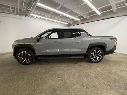 Used 2025 Chevrolet Silverado EV RST AWD/4WD image 3