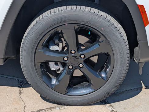 Used 2023 Jeep Grand Cherokee Limited w/ Black Appearance Package AWD/4WD image 8