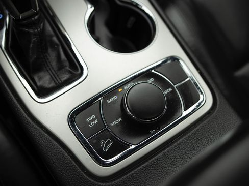 Used 2018 Jeep Grand Cherokee Limited image 11