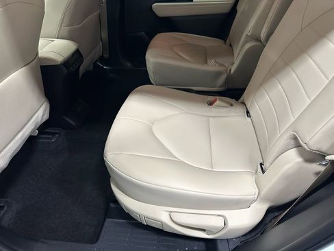 Used 2025 Toyota Highlander XLE image 44