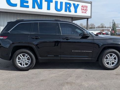 Used 2023 Jeep Grand Cherokee Laredo AWD/4WD image 17