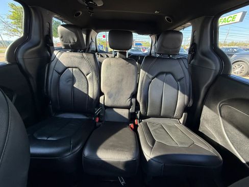 Used 2020 Chrysler Pacifica Touring-L FWD image 46