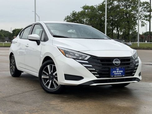 Used 2025 Nissan Versa SV FWD image 2
