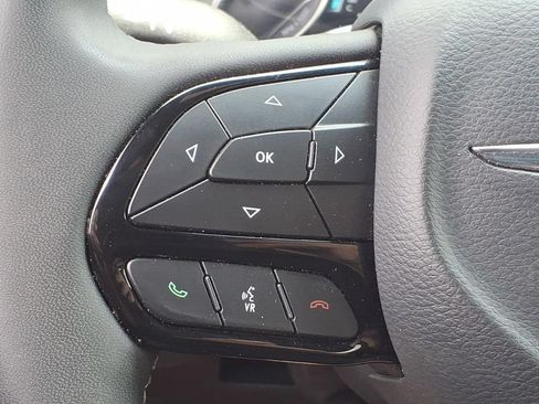 Used 2025 Chrysler Pacifica Limited FWD image 33