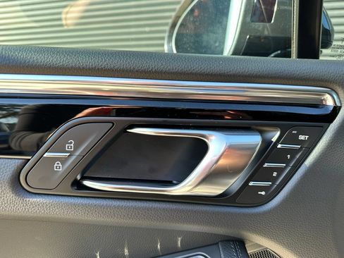 Certified 2026 Porsche Macan AWD/4WD image 18