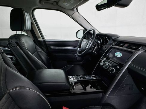 Used 2017 Land Rover Discovery First Edition AWD/4WD image 27