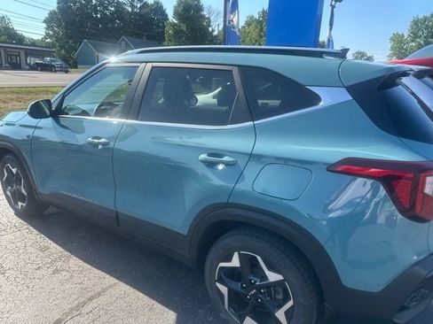 Used 2024 Kia Seltos EX AWD/4WD image 4