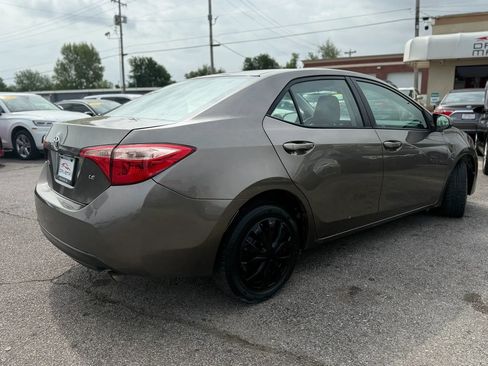 Used 2018 Toyota Corolla LE image 3