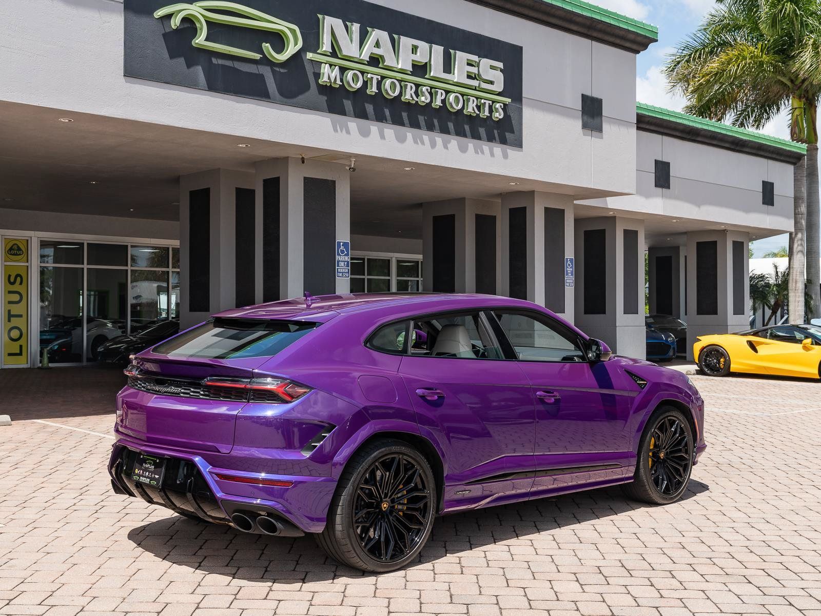 Used 2025 Lamborghini Urus SE AWD/4WD image 47
