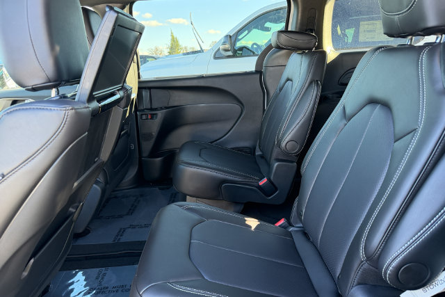 New 2026 Chrysler Pacifica Select AWD/4WD image 22