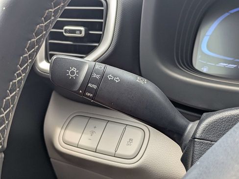 Used 2025 Hyundai Venue SEL FWD image 28