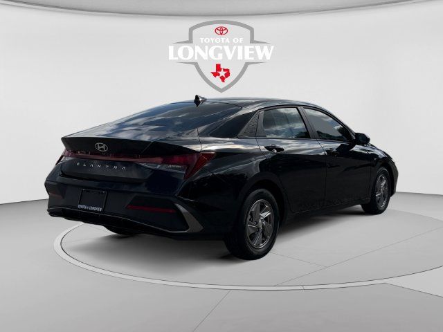 Used 2025 Hyundai Elantra SE FWD image 5