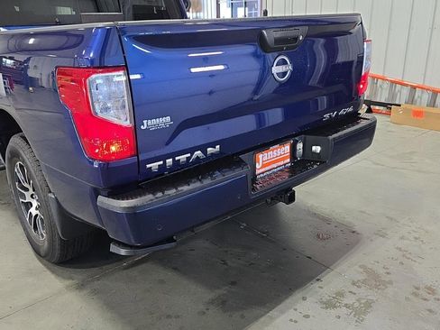 Used 2023 Nissan Titan SV w/ SV Convenience Package image 4