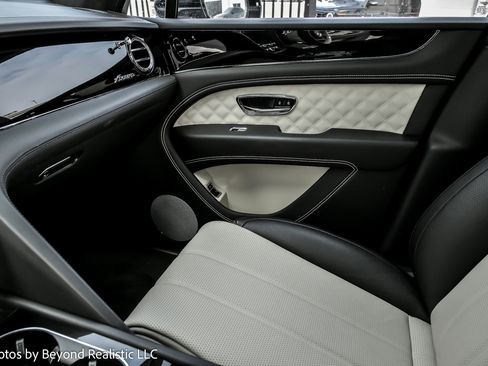 Used 2023 Bentley Bentayga Plug-In Hybrid image 52