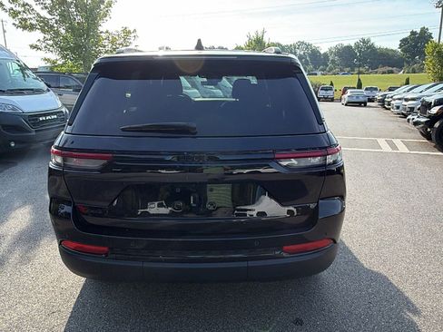 Used 2025 Jeep Grand Cherokee Altitude AWD/4WD image 9