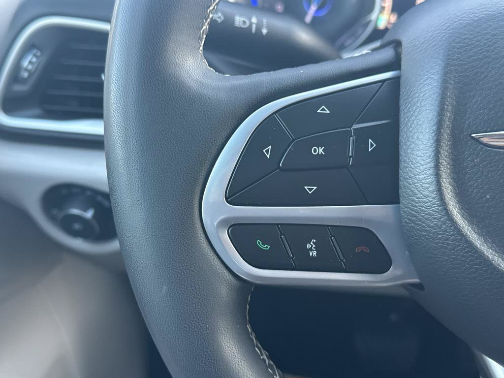 Used 2024 Chrysler Pacifica Touring-L FWD image 12