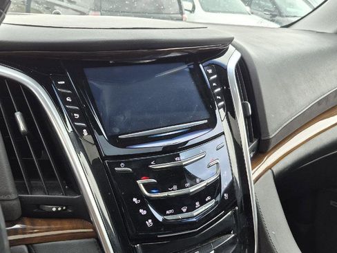 Used 2020 Cadillac Escalade ESV Luxury image 10